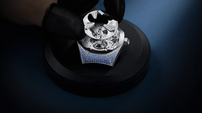 Los Royal Oak Concept Tourbillon Volante declinados en oro blanco o rosa están revestidos con 208 zafiros de talla baguette en degradado azul. Los zafiros se han tallado en 144 tamaños distintos para combinar tanto con las curvas de la caja como con la arquitectura de la esfera y los componentes del movimiento.