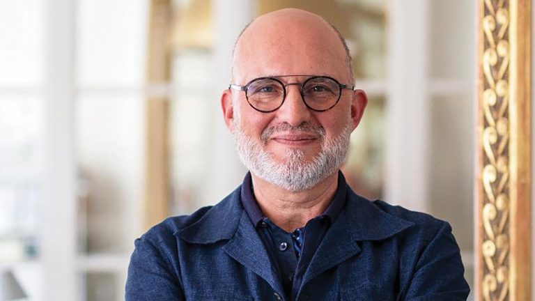 biculturalidad Para Carlos Rosillo es una de las claves para explicar la filosofía creativa de Bell & Ross. Una prueba de ello es que desde el principio la concepción y el diseño de los relojes se realiza en Francia, mientras que la fabricación de los mismos se produce en Suiza.