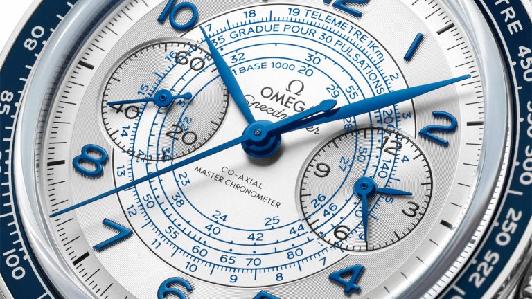 acero noble y piel Presentado con correa de piel azul, incorpora un pequeño segundero situado a las 9 h y un registrador de 60 minutos y de 12 horas, a las 3 h. El reloj está impulsado por el movimiento Co-Axial Master Chronometer calibre 9908.