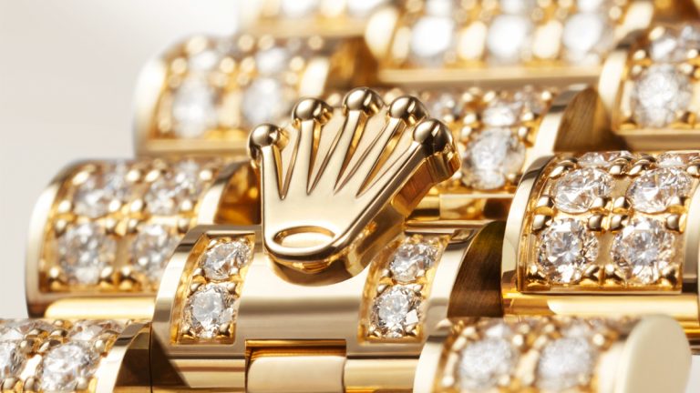 El brazalete President es uno de los elementos más llamativos del Lady-Datejust. Cuenta con un elegante cierre desplegable invisible Crownclasp e incluye insertos de cerámica.