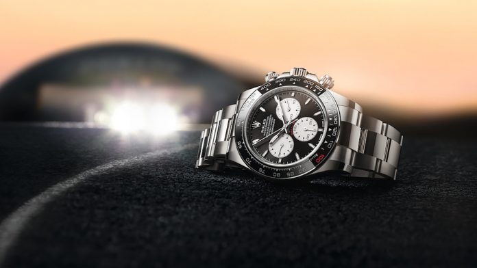 Con ocasión de su 60 aniversario y del centenario de las 24 Horas de Le Mans, Rolex perpetúa el mito de su cronógrafo más famoso del mundo deportivo actualizando toda la gama. Lanzado en 1963, el Cosmograph Daytona fue diseñado para satisfacer las necesidades de los pilotos de carreras profesionales. Equipado con un bisel taquimétrico y un movimiento mecánico de alto rendimiento completamente desarrollado y fabricado por Rolex, este cronógrafo ahora legendario es el instrumento elegido para medir intervalos de tiempo y determinar velocidades medias. Con ocasión de su 60 aniversario y del centenario de las 24 Horas de Le Mans, Rolex perpetúa el mito de su cronógrafo más famoso del mundo deportivo actualizando toda la gama. Lanzado en 1963, el Cosmograph Daytona fue diseñado para satisfacer las necesidades de los pilotos de carreras profesionales. Equipado con un bisel taquimétrico y un movimiento mecánico de alto rendimiento completamente desarrollado y fabricado por Rolex, este cronógrafo ahora legendario es el instrumento elegido para medir intervalos de tiempo y determinar velocidades medias.