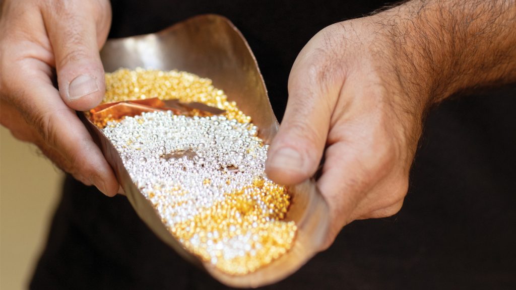 ARTESANO FUNDIDOR DE ORO 

En un lugar secreto dentro de la manufactura se trabaja un material que provoca la codicia desde hace siglos: el oro. Paulo, amo y señor de este reino, es uno de los artesanos fundidores de oro. Crea los lingotes que van a servir a los artesanos de la manufactura para realizar los relojes y joyas y cuida de este material noble cuyo origen ético y responsable está garantizado por Chopard desde 2018. Paulo es hoy un hombre realizado. Sabe que es el primer artesano de la casa en tocar el oro que más tarde va a brillar sobre las mujeres y los hombres que llevarán las creaciones de la casa. Un honor que alimenta su pasión desde que se incorporó a la manufactura en el año 2001.
