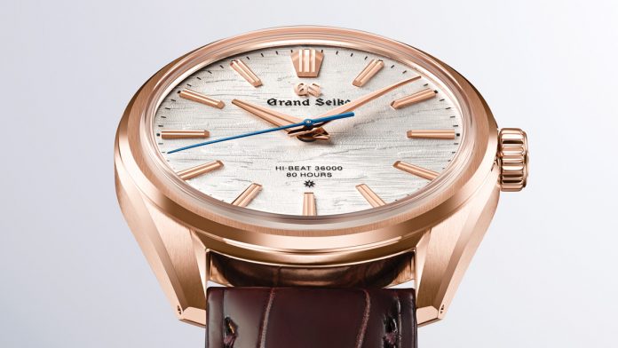 o hay gesto más relojero que el momento en que se da cuerda al reloj. En los años 60 y 70, llegaron al mercado creaciones Grand Seiko de cuerda manual que ofrecían un notable rendimiento y precisión con sus 10 alternancias por segundo. Este año, por primera vez tras más de 50 años, Grand Seiko presenta un nuevo movimiento de cuerda manual de alta frecuencia, el Calibre 9SA4. Es el tercer movimiento en formar parte de la última generación del Calibre 9S, que nació en 2020 con el Calibre 9SA5 automático y siguió el año pasado con el cronógrafo Calibre 9SC5 Tentagraph. El nuevo 9SA4 –al igual que el Calibre 9SA5– emite 10 alternancias por segundo pero, además, hay otro elemento llamativo y es que ofrece una reserva de marcha de 80 horas con toda la cuerda dada. Algo que se consigue gracias a su eficiente escape de doble impulso y a sus dos barriletes. En ambos movimientos, se emplea el volante Grand Seiko Free-sprung Balance y una espiral con overcoil. Como resultado, el Calibre 9SA4 presenta, entre otras cualidades, estabilidad de marcha, resistencia a las interferencias externas y un alto rendimiento. Todas ellas forman parte de los movimientos de alta frecuencia de Grand Seiko. Además, al igual que con otros movimientos mecánicos de Grand Seiko, el 9SA4 se prueba en seis posiciones a tres temperaturas diferentes durante 17 días para garantizar que cumple con el estándar Grand Seiko. Aunque el nuevo Calibre 9SA4 atesora muchas de las características del 9SA5, alrededor del 40% del movimiento base se ha rediseñado y reconstruido para ofrecer una sensación única durante el acto de dar cuerda. La uñeta, la pieza que sujeta la rueda de trinquete para evitar que se desenrolle el muelle real, y el muelle de la uñeta, se han adaptado para perfeccionar el tacto y sonido, y la corona se detiene cuando el movimiento está completamente cargado. La uñeta tiene la forma de una lavandera, un ave originaria de Morioka, una ciudad cercana al Grand Seiko Studio Shizukuishi, donde se fabrican todos los relojes mecánicos Grand Seiko. Gracias al rediseño del calibre el movimiento de picoteo de la uñeta, similar al de un pájaro, es visible a través del fondo de cristal de zafiro. Un detalle más se encuentra en el acabado del movimiento, que se inspira en el río Shizukuishi. impacto visual Respecto a la mayor eficiencia de cuerda de este movimiento, hay que decir que se consigue por una reordenación del tren de engranajes y también por el rediseño de las piezas, de modo que el Calibre 9SA4 alcanza una reserva de marcha de 80 horas con un 15% menos de giros de la corona que en el Calibre 9SA5. La autonomía de marcha se muestra en un indicador emplazado en uno de los puentes del movimiento visible en el fondo de la caja. El Calibre 9SA4 hará su debut en un nuevo dress watch de la Colección Evolution 9, cuyo diseño está inspirado por el icónico 44GS de 1967. Esta vez, el estilo Evolution 9 se ha refinado aún más para crear un reloj que transmite al instante encanto, elegancia, gracia y sutileza. Lo que se espera de un dress watch manual. Para esta creación, se han revisado varios aspectos del diseño, desde los índices prominentes y acanalados, que son ahora más finos y alargados, hasta las asas multifaceta, que ahora son más estrechas y tienen una superficie menor. El centro de gravedad del reloj se ha disminuido para garantizar la comodidad, en línea con el resto de creaciones Evolution 9 de Grand Seiko. Esta propuesta se declina en dos diferentes modelos: una edición limitada con caja y cierre de oro rosa de 18 quilates, y otra con caja Brilliant Hard Titanium. En la primera, uno de los elementos distintivos está en el símbolo de la estrella que indica que sus índices están fabricados en oro. Tanto la caja, como los índices y las agujas, reflejan el estilo Evolution 9, y se han rediseñado para ofrecer, ante todo, elegancia. Por lo que se refiere a la caja en Brilliant Hard Titanium, estamos ante una aleación más brillante que el titanio tradicional, lo que entre otras cosas permite que las superficies con pulido Zaratsu parezcan aún más radiantes, logrando un resultado fiel a la calidad y belleza propias de un dress watch Grand Seiko. El Brilliant Hard Titanium hace que el reloj no solo sea liviano, sino también altamente resistente a la corrosión y a los arañazos, además de ser el doble de robusto que el acero convencional. La esfera de la nueva creación, que es común para las dos propuestas, se inspira en los abedules blancos que abundan en las zonas septentrionales de Japón y que crecen en abundancia cerca del Grand Seiko Studio Shizukuishi. El diseño planteado refleja la belleza de la corteza del abedul con su intrincada textura multidimensional. Combinada con el elegante diseño del conjunto del reloj y la alta precisión del movimiento, esta nueva apuesta de Grand Seiko ofrece su particular interpretación de la naturaleza del tiempo.