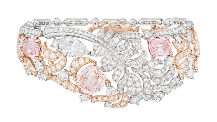 La colección Plume es un vibrante homenaje a las curvas flexibles y delicadas de la pluma, emblema de la Alta Joyería de Chanel La colección Plume es un vibrante homenaje a las curvas flexibles y delicadas de la pluma, emblema de la Alta Joyería de Chanel
