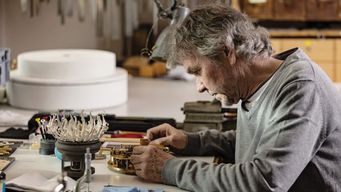 Van-5 entre tradición y modernidad Aunque François Junod ha centrado su actividad en los androides de estilo antiguo, no ha abandonado los autómatas contemporáneos. Entre sus obras modernas, podemos destacar el ángel de la CIMA de Sainte-Croix, el hombre andante que adorna este mismo museo, el busto de la cantante en la Arena de Ginebra o la joven y el pájaro posados en la fachada del colegio Cheminet en Yverdon-les-Bains.