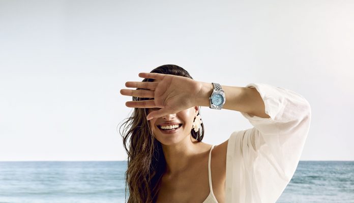 TUDOR_NP25_BlackBay54_LagoonBlue_Lifestyle_15