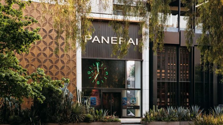 Cada boutique Panerai ha sido concebida como un espacio único donde convergen el diseño italiano y la precisión suiza , invitando a los amantes de la relojería a sumergirse en un entorno cómodo y contemporáneo. Estos nuevos puntos de encuentro no solo reflejan el ADN de la marca, sino que ofrecen experiencias inmersivas para coleccionistas y apasionados del lujo. Boutique Panerai Stuttgart: elegancia y autenticidad en Alemania Panerai inaugura su primera boutique en Stuttgart , ubicada en el corazón de la ciudad, cerca de Karlsplatz. En colaboración con Gerhard D. Wempe GmbH & Co. KG , este nuevo espacio consolida la expansión de la Maison en Alemania. Con un ambiente que combina elegancia, innovación y autenticidad relojera , Stuttgart se convierte en un nuevo referente para los conocedores del lujo. Dubái: el espíritu Panerai en el corazón del lujo árabe La nueva boutique de Panerai en Dubái , situada en el Mall of the Emirates , uno de los destinos más prestigiosos de la región, refuerza la presencia de la marca en los Emiratos Árabes Unidos . Este espacio representa a la perfección la esencia Panerai: una fusión de diseño italiano , maestría suiza y espíritu contemporáneo . Cada detalle está pensado para ofrecer una experiencia inmersiva a coleccionistas y entusiastas de la alta relojería.
