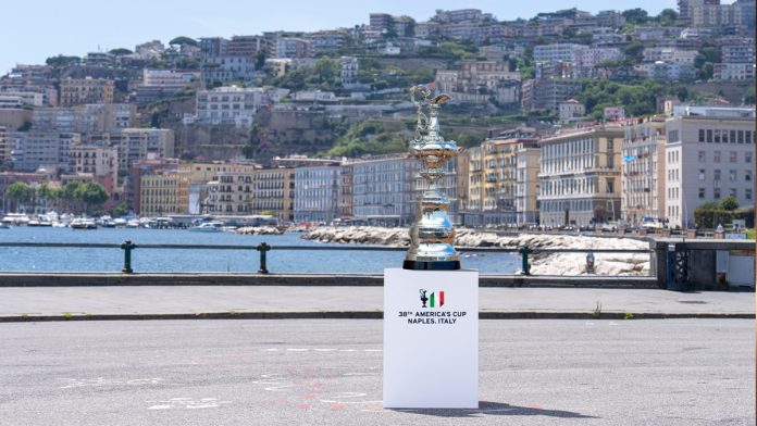 omega OMEGA America’s Cup 2027, cronometraje deportivo OMEGA, Emirates Team New Zealand, regata Nápoles 2027, Louis Vuitton America’s Cup, relojería y vela, OMEGA patrocinio deportivo