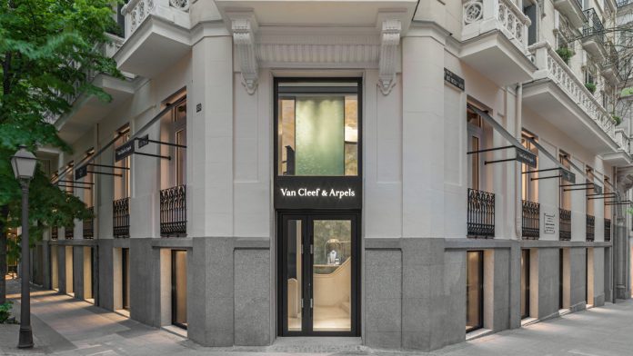 Van Cleef & Arpels inaugura su primera boutique en Madrid, en la calle Ortega y Gasset, un espacio de 450 m² que combina alta joyería, relojería y una experiencia inmersiva inspirada en la naturaleza.