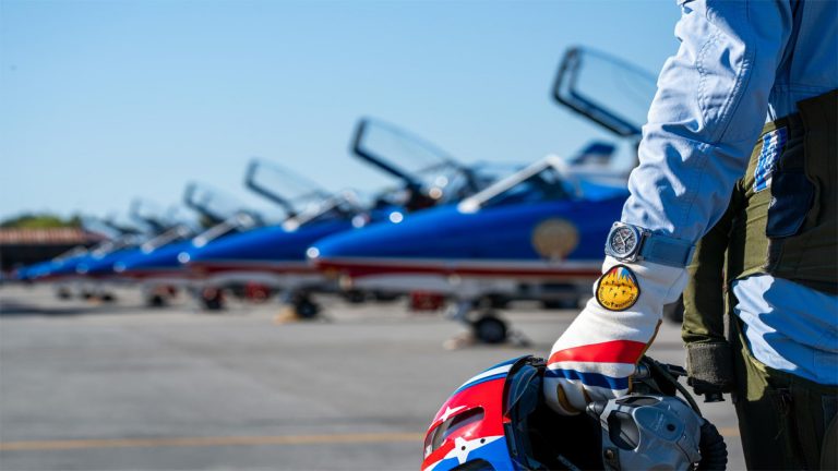 Bell & Ross presenta el nuevo BR-X3 Patrouille de France, una edición limitada de 250 piezas que celebra seis años de colaboración con la prestigiosa escuadrilla acrobática francesa.